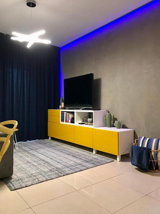 Fat Cow Apartment 101 Larnaca Bagian luar foto
