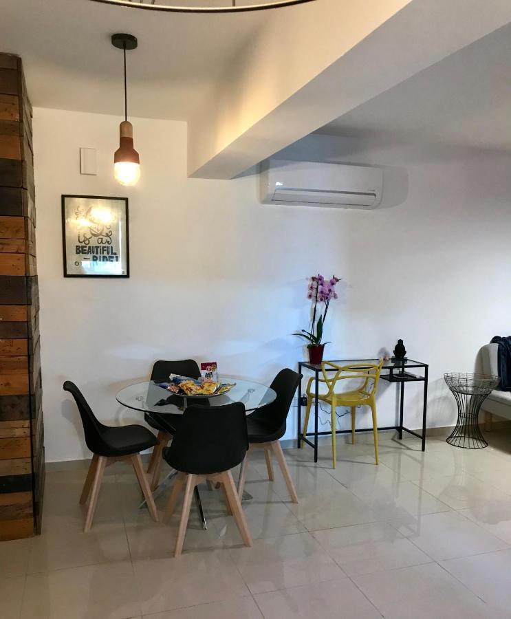 Fat Cow Apartment 101 Larnaca Bagian luar foto